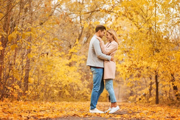 Jovem casal no parque — Fotografia de Stock