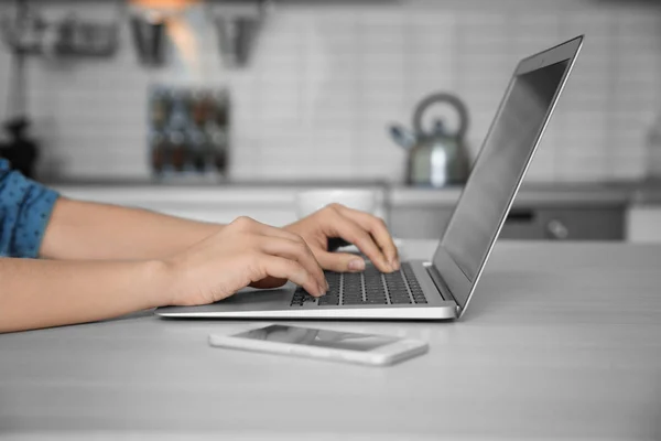 Vrouw met laptop — Stockfoto