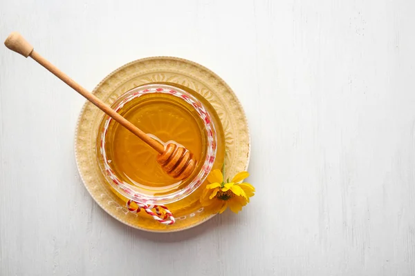 Miel aromática en frasco sobre mesa — Foto de Stock