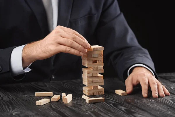 Hombre jugando jenga juego —  Fotos de Stock