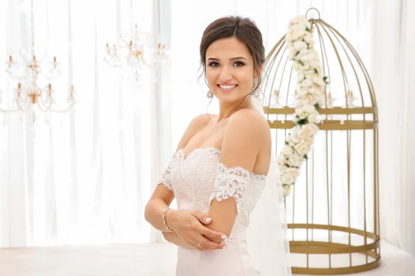 Hermosa novia en el día de la boda, en interiores — Foto de Stock