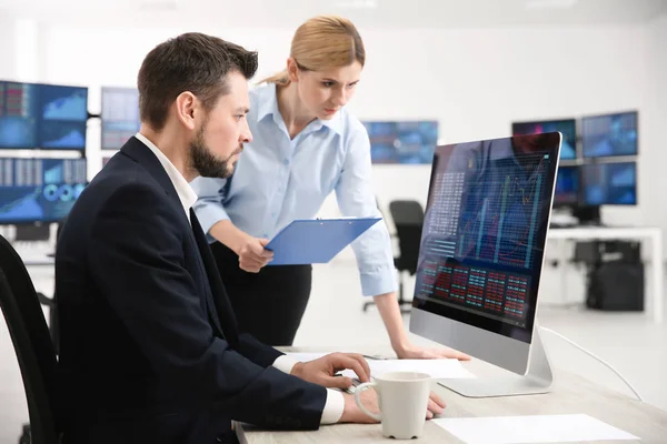 Operatori di borsa che lavorano in ufficio — Foto Stock