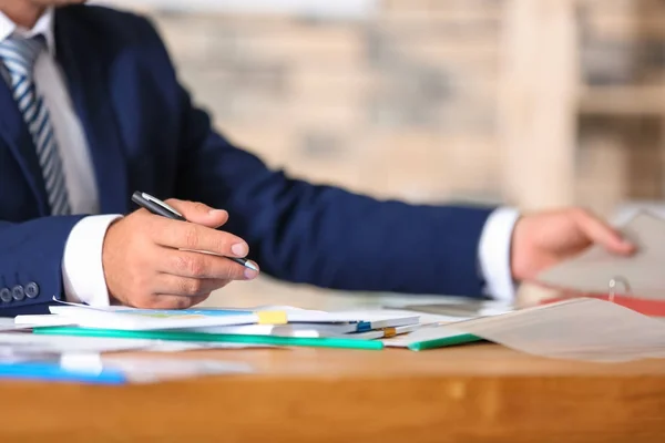 Geschäftsmann signiert Dokumente — Stockfoto