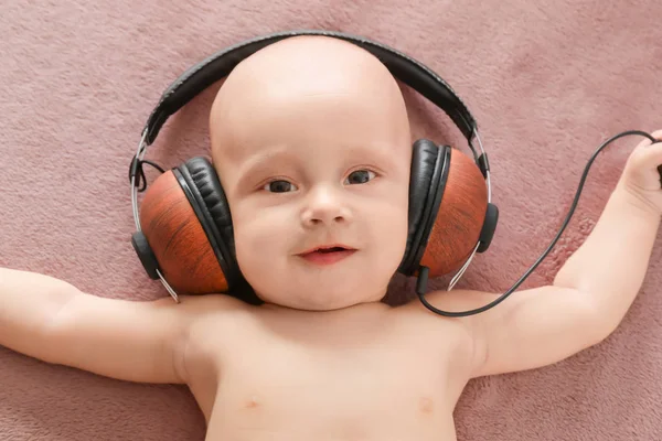Χαριτωμένο μωρό ακούγοντας μουσική — Φωτογραφία Αρχείου