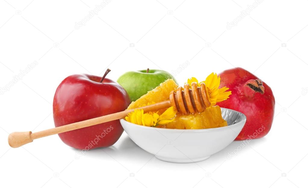 Honeycomb in bowl and fruits 