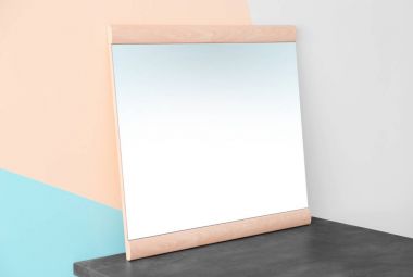Tablo renkli duvarının yakınında modern ayna