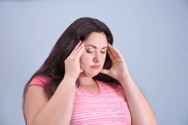 Şişman genç kadın.