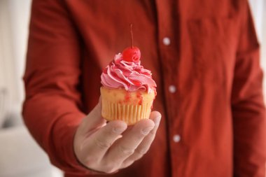 Adam holding lezzetli kek 