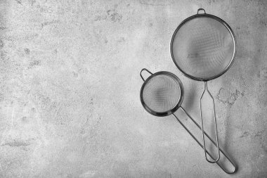 Hafif dokulu arka plan üzerinde iki elekler