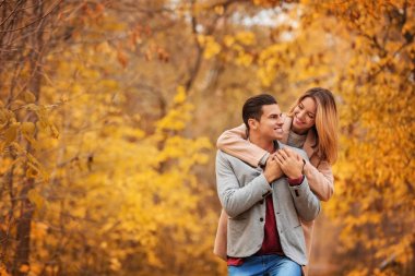 Parktaki genç çift.