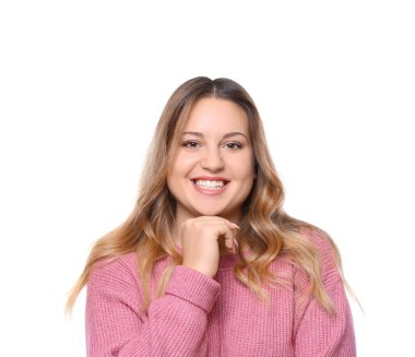 beyaz zemin üzerine genç gülümseyen kadın