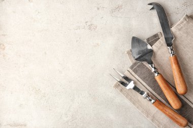 Hafif dokulu arka plan üzerinde çeşitli mutfak eşyaları