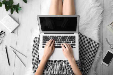 Dizüstü bilgisayar kullanan kadın