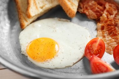 Tavada yumurta ve domates ile