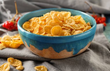 Masada lezzetli mısır gevreği ile kase