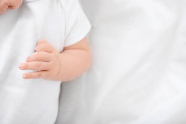 Şirin bebek yatakta