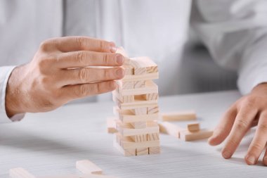 Jenga oyunu oynarken adam