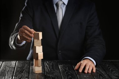 Adam ve tahta küpleri 