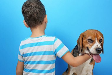 Sevimli çocuk ile köpek 