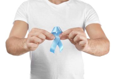 Genç adam holding mavi şerit 