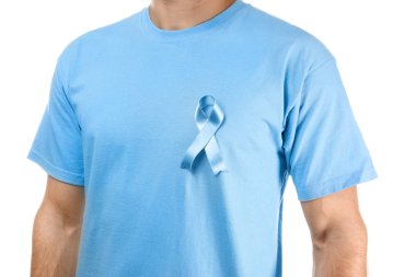 Beyaz arka plan üzerinde sembolik mavi kurdele ile t-shirt genç adam. Kanser farkındalık kavramı