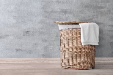 Kirli çamaşır ile hasır sepet