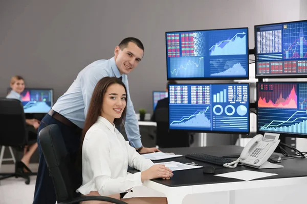 Ofiste çalışan hisse senedi yatırımcılarına