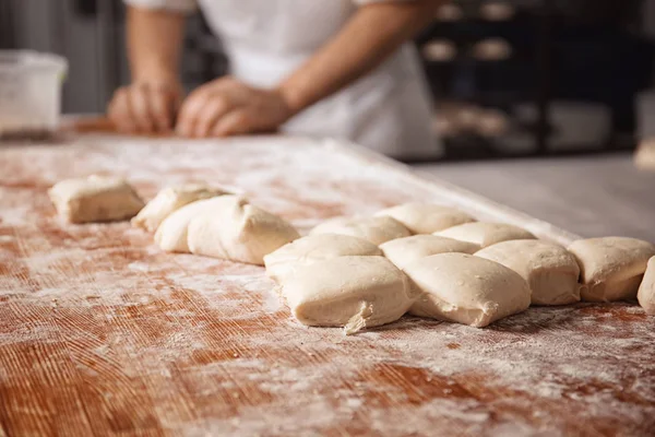 Bollos crudos en la mesa — Foto de Stock