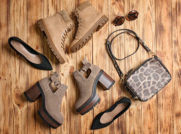 Композиція з жіночим стильним взуттям і сумкою — стокове фото