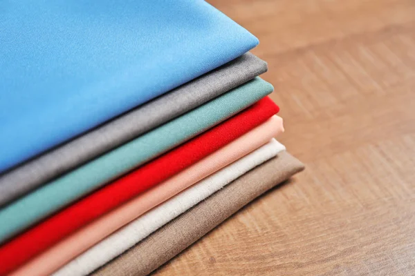 Stos kolorowych tkanin — Zdjęcie stockowe