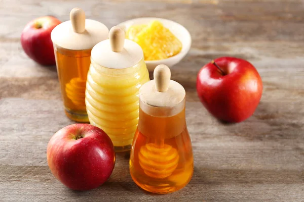 Gläser mit aromatischem Honig und Äpfeln — Stockfoto