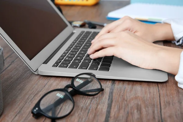 Mulher usando laptop — Fotografia de Stock