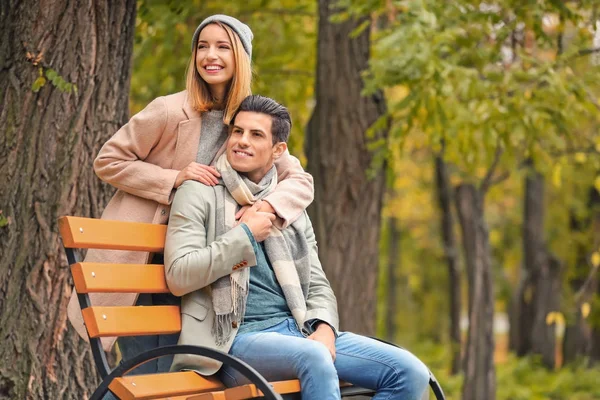 Jeune couple dans le parc — Photo