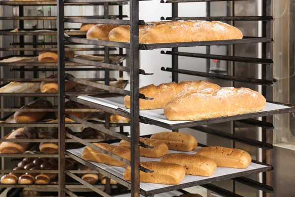 Panes de pan en estanterías — Foto de Stock