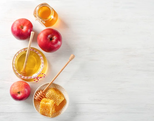 Sammansättning med honung och frukt — Stockfoto