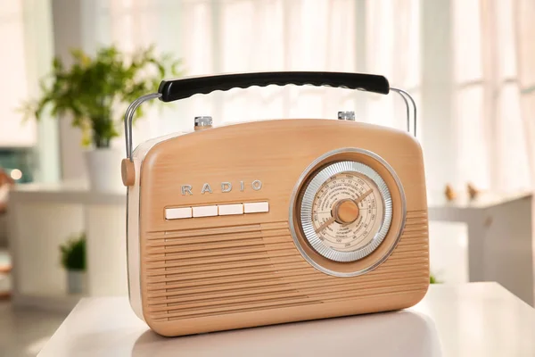 Retro stijl radio op tafel binnenshuis — Stockfoto