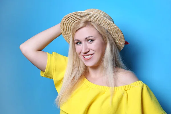 Junge Lächelnde Frau Mit Hut Auf Farbigem Hintergrund — Stockfoto