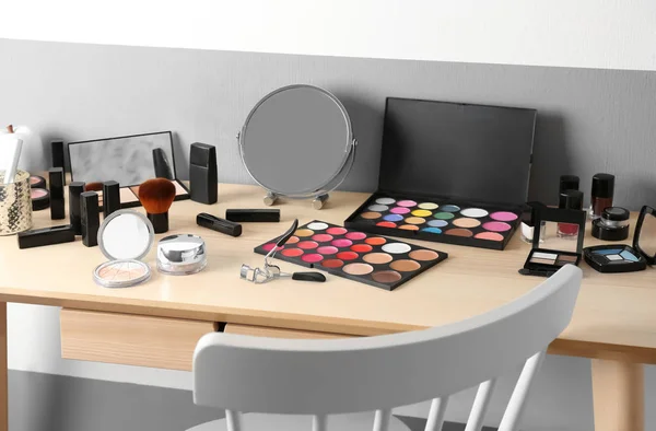 Cosmetische ingesteld op houten kaptafel — Stockfoto