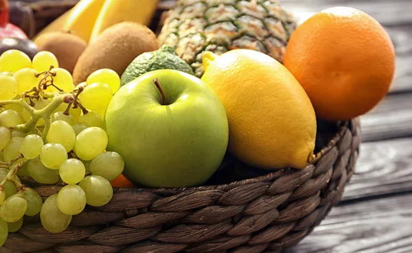 Корзина и свежие фрукты — стоковое фото