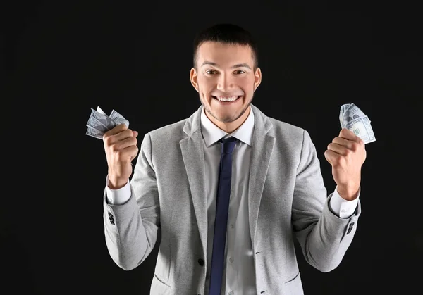 Емоційний чоловік у формальному костюмі з грошима — стокове фото