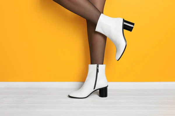 Vrouw in stijlvolle schoenen — Stockfoto