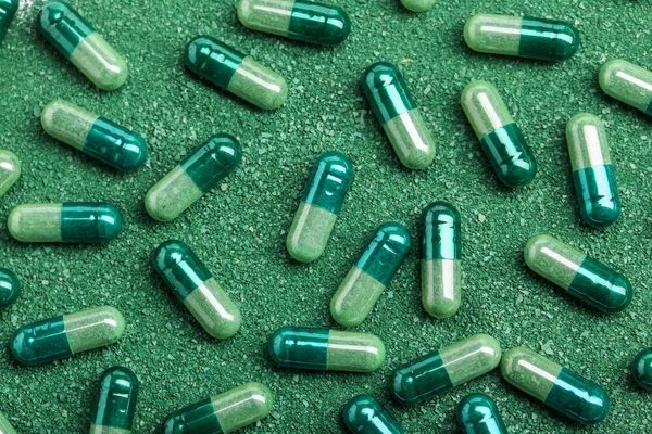 Espirulina en polvo y cápsulas — Foto de Stock