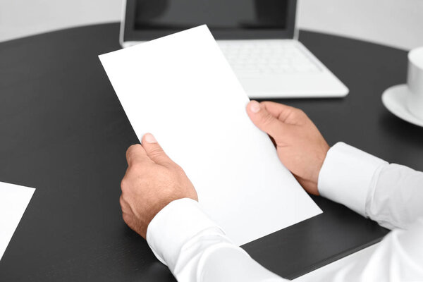 Бизнесмен с документами в офисе