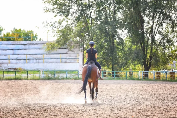 Adolescente menina equitação cavalo na fazenda — Fotografia de Stock