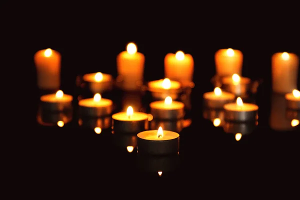 燃烧的蜡烛，在黑暗 — 图库照片