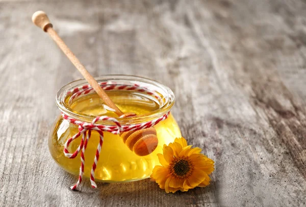 テーブルの上の瓶に芳香の蜂蜜 — ストック写真