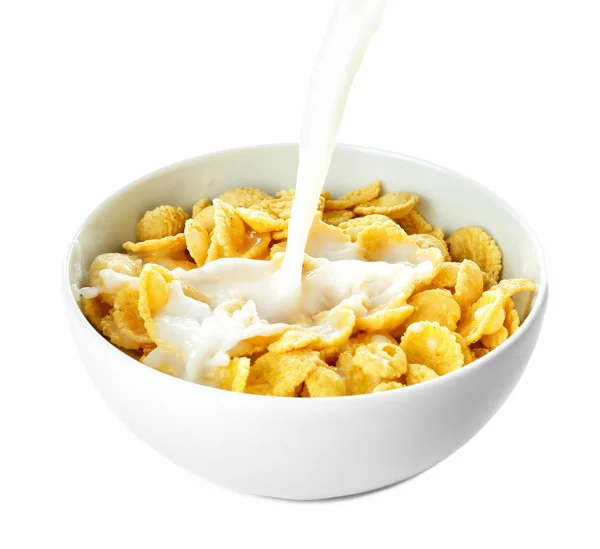 Milch in Schüssel mit Cornflakes gießen — Stockfoto