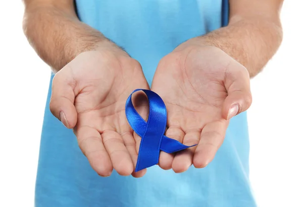 Jovem segurando fita azul — Fotografia de Stock