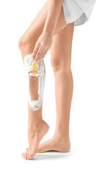 Femme rasant ses jambes — Photo