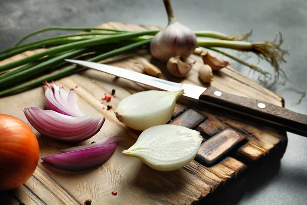 Verschiedene frische Zwiebeln — Stockfoto